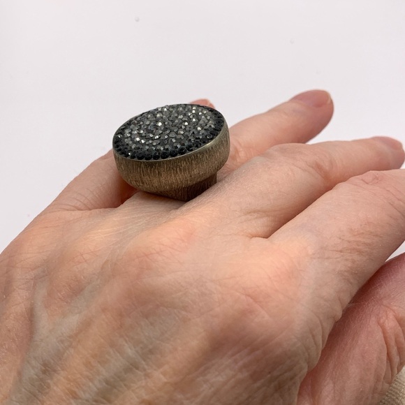Vintage Brutalist Textured Brass Ring with Black Pave Crystal Stones Size 5 - Picture 4 of 9